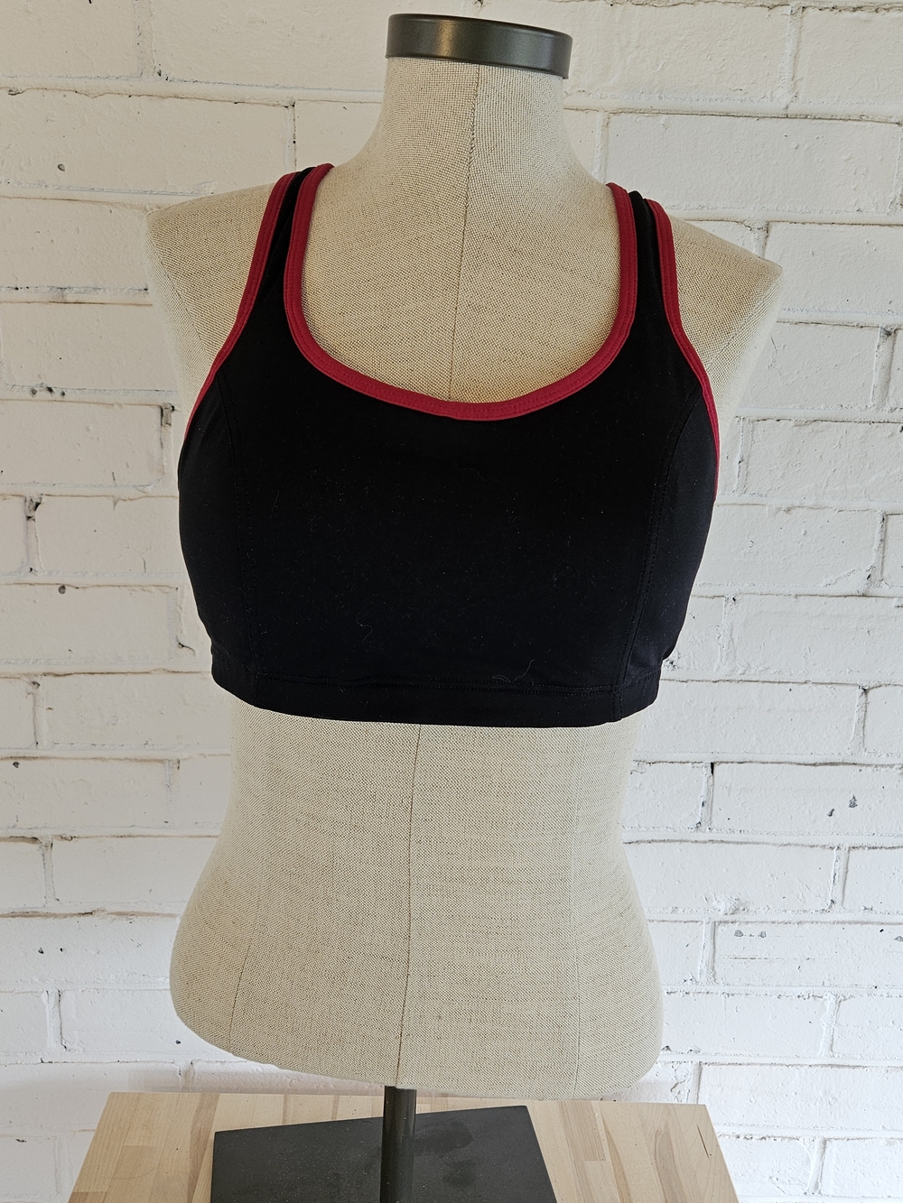 Vogue Activewear Compression Sports Bra in Black w Magenta  Contrast Trim Sz M